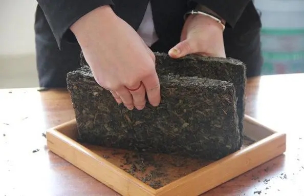 2022年怎么撬普洱茶磚？