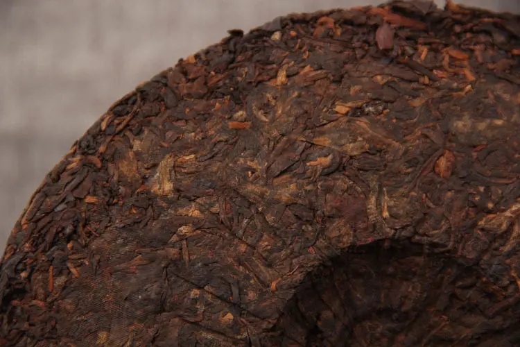 如何判斷普洱茶是否發(fā)霉？發(fā)霉的普洱茶應(yīng)該怎么處理？