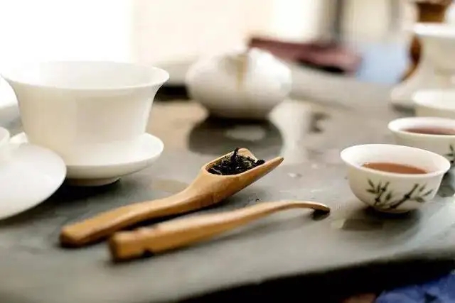 為什么有時(shí)喝茶嗓子會(huì)發(fā)干？