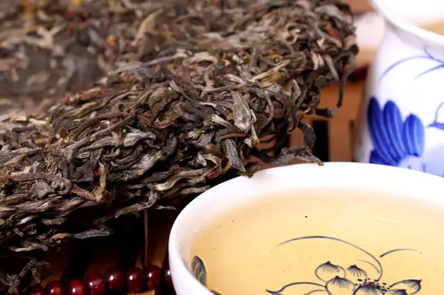 喝普洱茶，生茶和熟茶哪個(gè)更適合你？